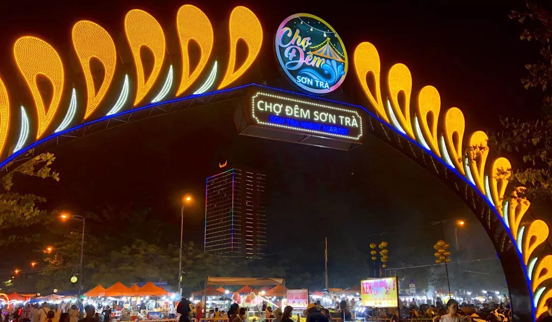 Markets in Da Nang Vietnam - son tra night market da nang